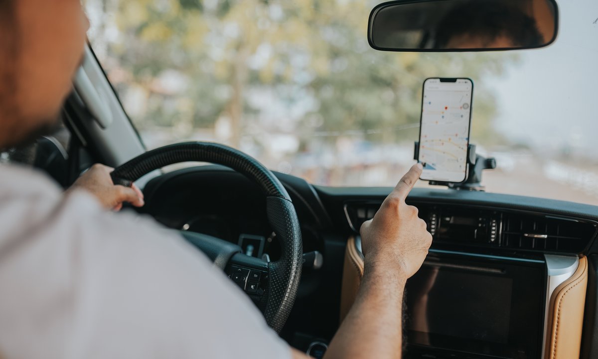 Eksperci ostrzegają: takie ładowanie telefonu w samochodzie to zły pomysł