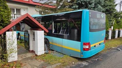 Miejski autobus siał zniszczenie. Kierowca popełnił poważny błąd