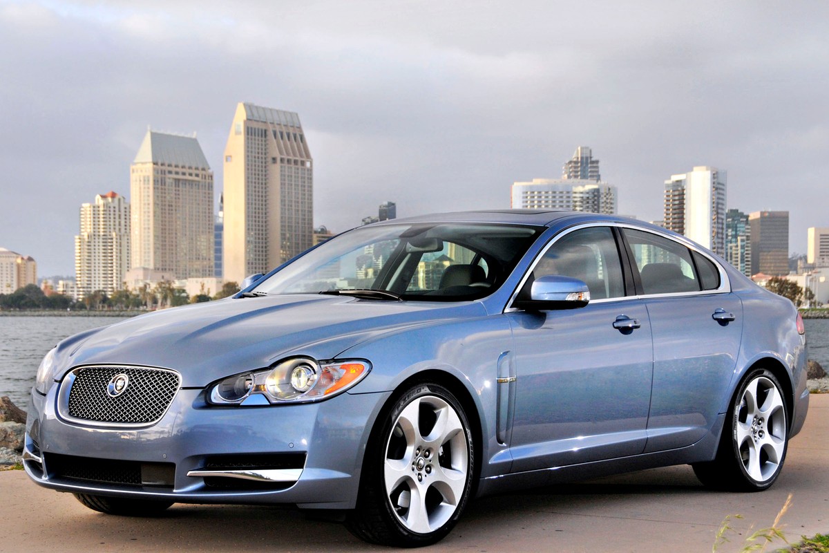 Taki samochód swoim najlepszym klientom oferuje Noble Bank. Nz. Jaguar XF sedan , model 2009. Fot. Bloomberg