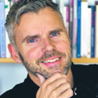 Polityka społeczna: faceci z przyprawionymi brzuchami