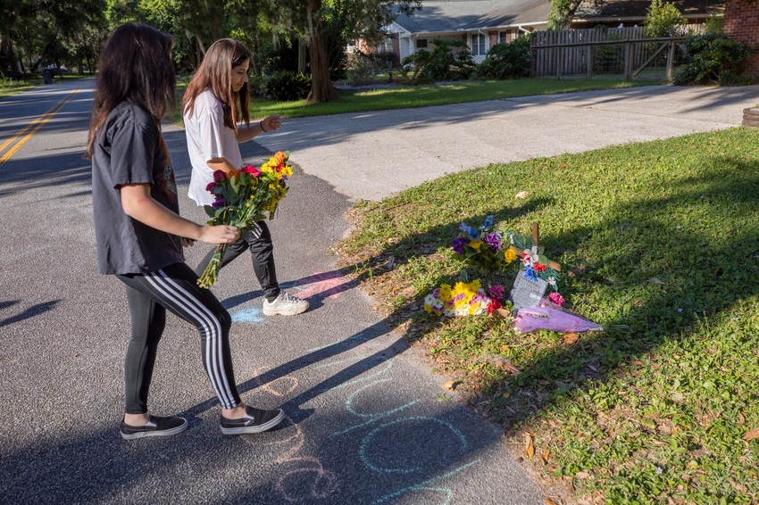 Stanovnici predgrađa ostavljaju cveće na mestu ubistva mladića