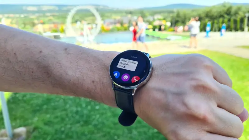 Smartwatch Galaxy Watch Active2 szybko powiadomił mnie o wiadomościach od znajomych. Zdjęcie zrobione telefonem Samsung Galaxy S20 Ultra, Foto: Noizz.pl 