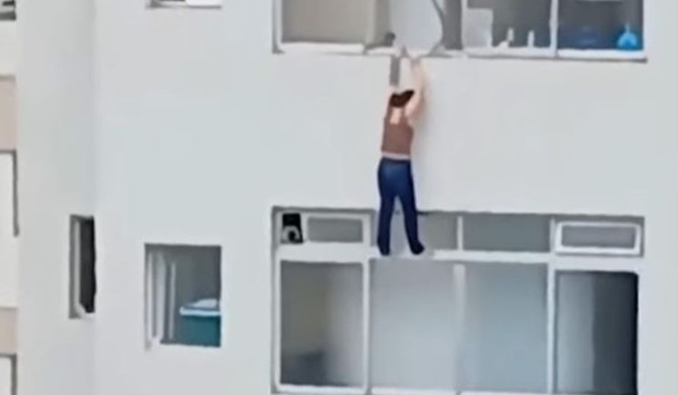 Žena je uspela da se održi da ne padne sa 16. sprata zato što se nogama oslonjala na prozor ispod