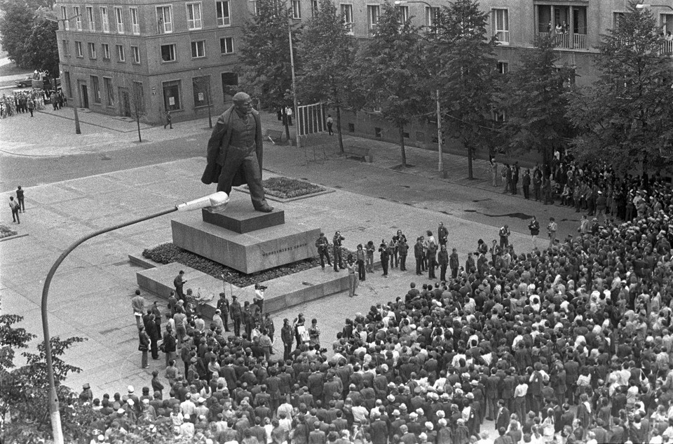 Pomnik Włodzimierza Lenina w alei Róż w Nowej Hucie, rok 1973