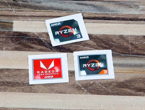 Na górze – logo procesorów Ryzen 3 pierwszej generacji, na dole – dwie naklejki dołączane do Ryzenów G