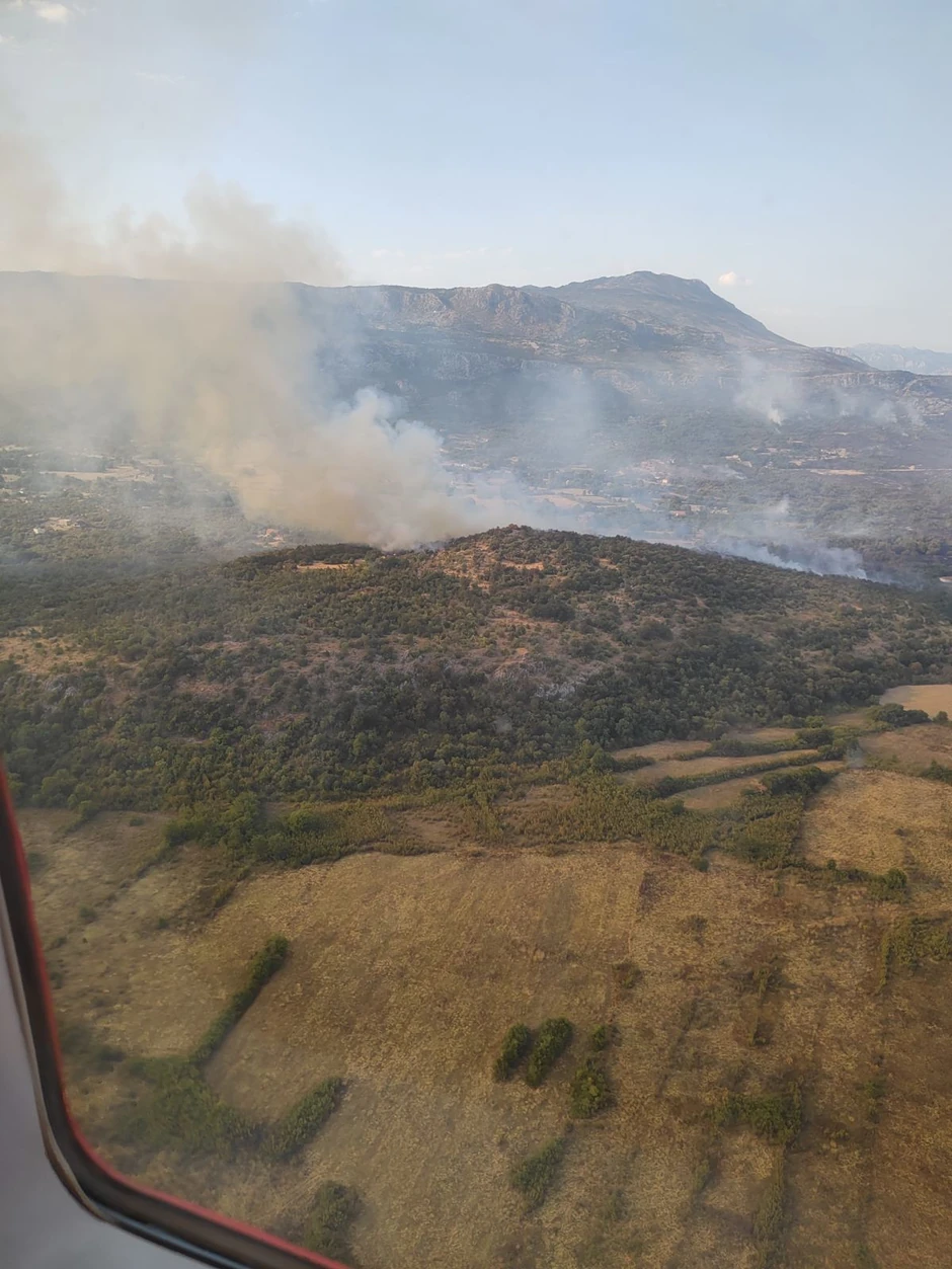 Helikopter MUP-a u akciji gašenja požara u Crnoj Gori 