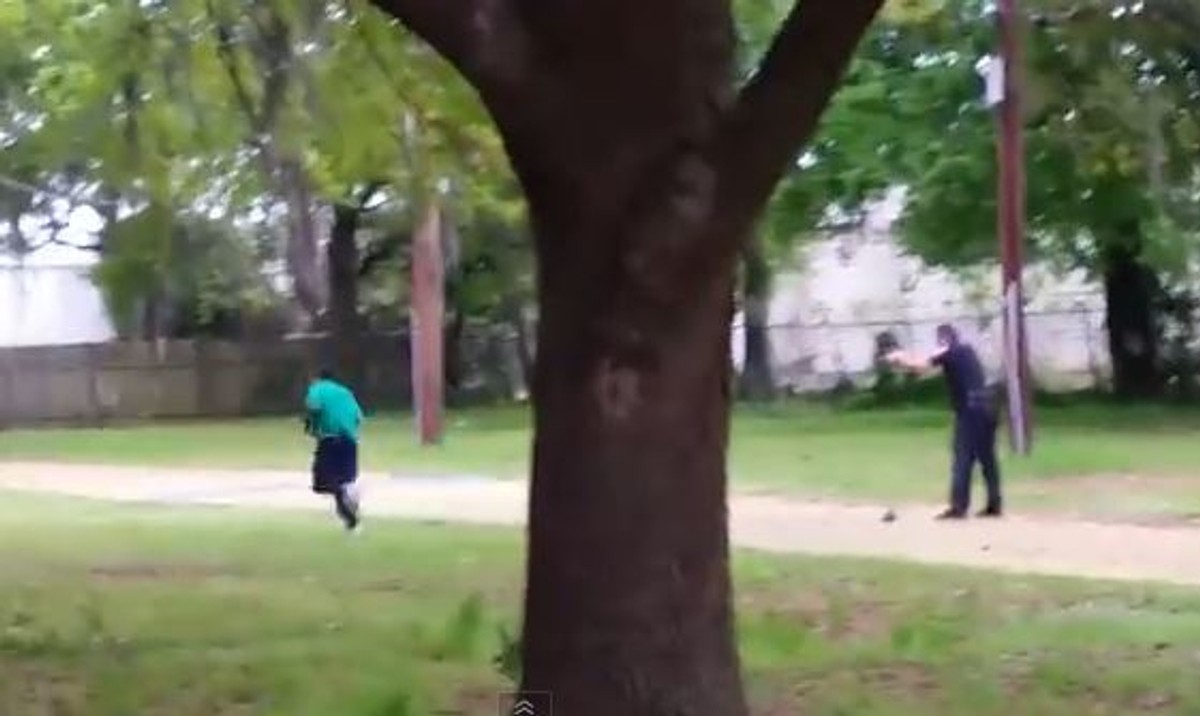 Policjant strzela do czarnoskórego mężczyzny w North Charleston, USA