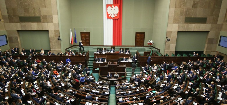 Ile zarabiają posłowie? Kancelaria Sejmu wyjaśnia i podaje kwoty