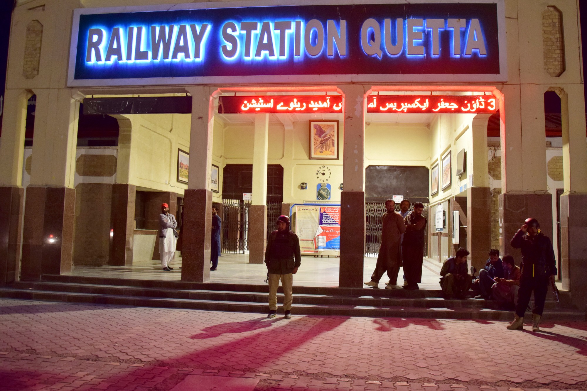 Útok pakistanských povstalcov na vlak so stovkami osôb sa skončil.