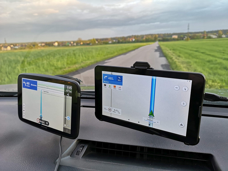 Tablet kontra tradycyjna nawigacja: Navitel T505 Pro i TomTom GO Discover 7