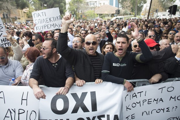 Demonstranci przed parlamentem w Nikozji