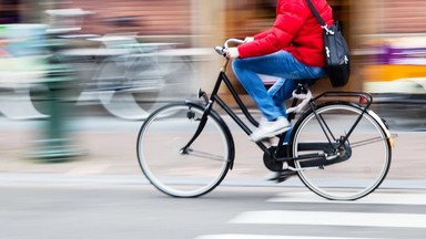 Celował w słup, a trafił w kobietę. Rowerzystka została postrzelona z wiatrówki