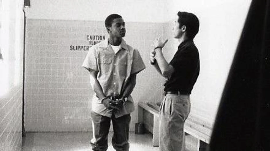 Kazama razgovara sa Irvinom Harisom, koji je dva puta osuđen na smrt, ali je pušten posle 23 godine zatvora, u zatvoru u Luizijani. | Foto: Toshi Kazama