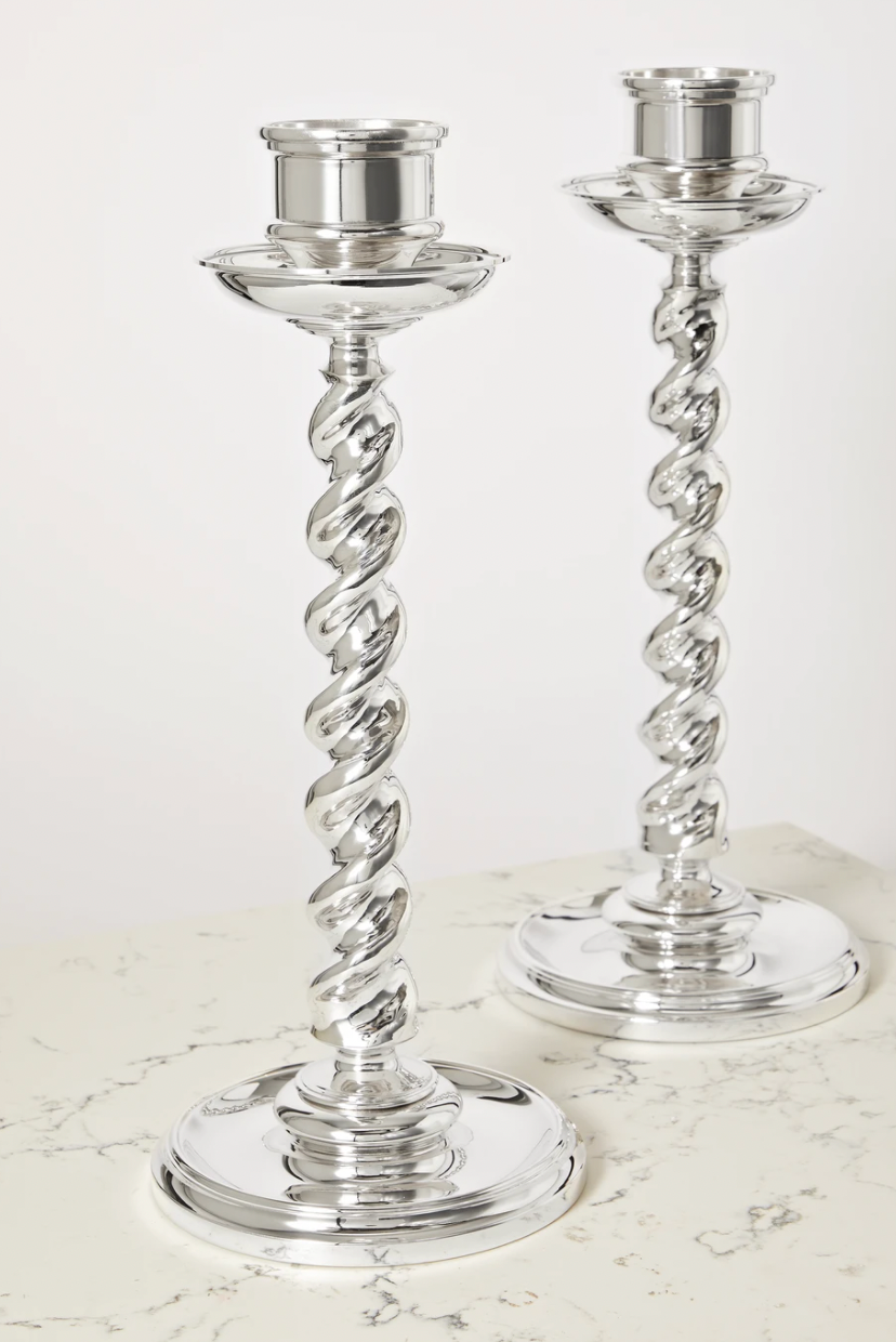 Bougeoirs en argent de Buccellati, environ 20 185 francs, sur Net-A-Porter.