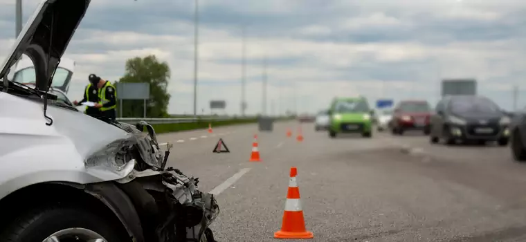 Wypadek na autostradzie. Jak się zachować, żeby przeżyć?