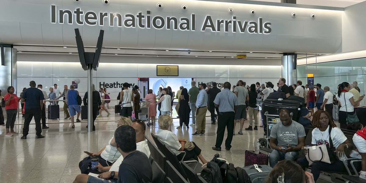 Władze lotniska Heathrow przedłużyły okres obowiązywania limitów odprawy pasażerów.