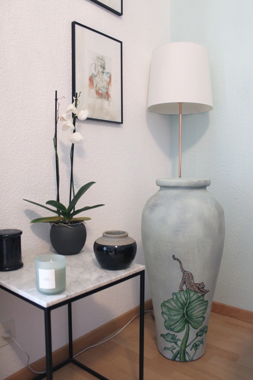 Ginny Litscher peint également sur les meubles et des objets décoratifs, comme ici sur ce vase unique. 