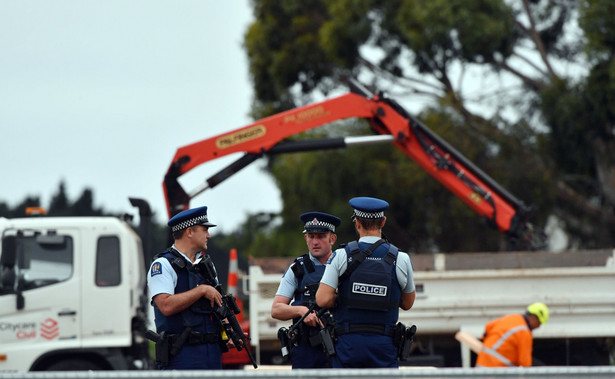 Policjanci przy cmentarzu w Christchurch