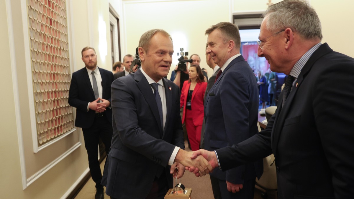 Premier Donald Tusk i minister kultury i dziedzictwa narodowego Bartłomiej Sienkiewicz przed posiedzeniem rządu