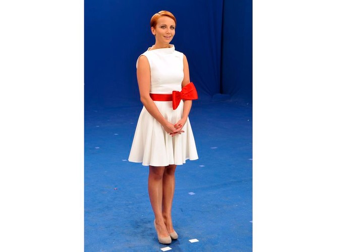 Nawet drobny czerwony akcent zupełnie odmieni kreację. Katarzyna Zielińska.