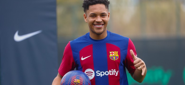 Barcelona oficjalnie zaprezentowała Roque. 18-letni następca Lewandowskiego ma starszą żonę [FOTO]