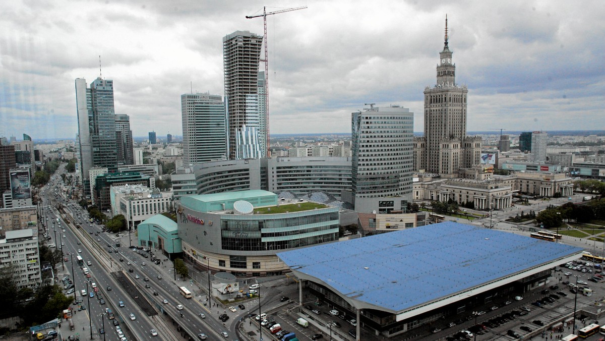 Skrzyżowanie Alej Jerozolimskich, al. Jana Pawła II i ul. Chałubińskiego w pobliżu dworca Warszawa Centralna będzie nosić nazwę Rondo Czterdziestolatka - zdecydowali w czwartek stołeczni radni. Nazwa ta nawiązuje do serialu "Czterdziestolatek" z lat 70. XX wieku.