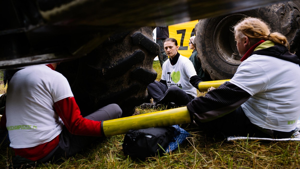 Ekolodzy ponownie zablokowali wycinkę drzew w Puszczy Białowieskiej. Tym razem blokada jest międzynarodowa. Oprócz aktywistów z Greenpeace Polska i Dzikiej Polski uczestniczy w niej kilkanaście osób z Czech i Rumunii. Na miejscu są już silne oddziały policji.