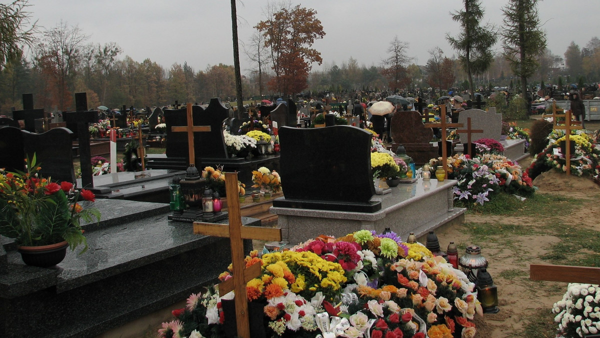 Jak co roku zmieni się organizacja ruchu wokół białostockich cmentarzy. Inaczej będą jeździły też autobusy komunikacji miejskiej. W dniu Wszystkich Świętych autobusami Białostockiej Komunikacji Miejskie będzie można jeździć za darmo.