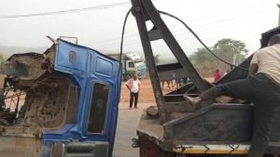 A tow truck towing one of the vehicles involved in the accident at scene in Anambra. (NAN)