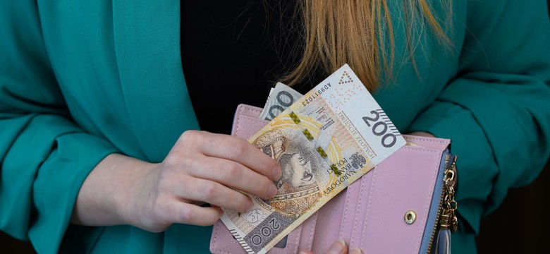 Tyle zarabia się w szkole. Porównano pensję m.in. nauczyciela, woźnej i kucharza