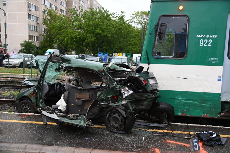 HÉV-vel ütközött egy gépkocsi Budapesten, egy ember meghalt / Fotó: MTI / Mihádák Zoltán