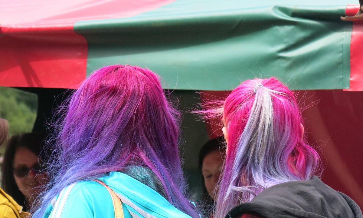 Nosisz kolorowe włosy? Psychologia ma na to wyjaśnienie