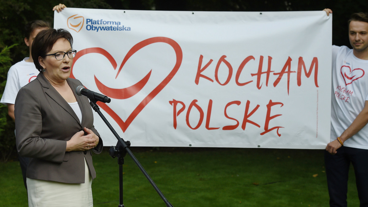 Premier Ewa Kopacz zainaugurowała akcję "Kocham Polskę", która ma promować nowoczesny, optymistyczny patriotyzm. Jak mówiła, kiedy spotyka się z Polakami, to dominuje wśród nich brak zgody na mówienie, że Polska jest w ruinie.