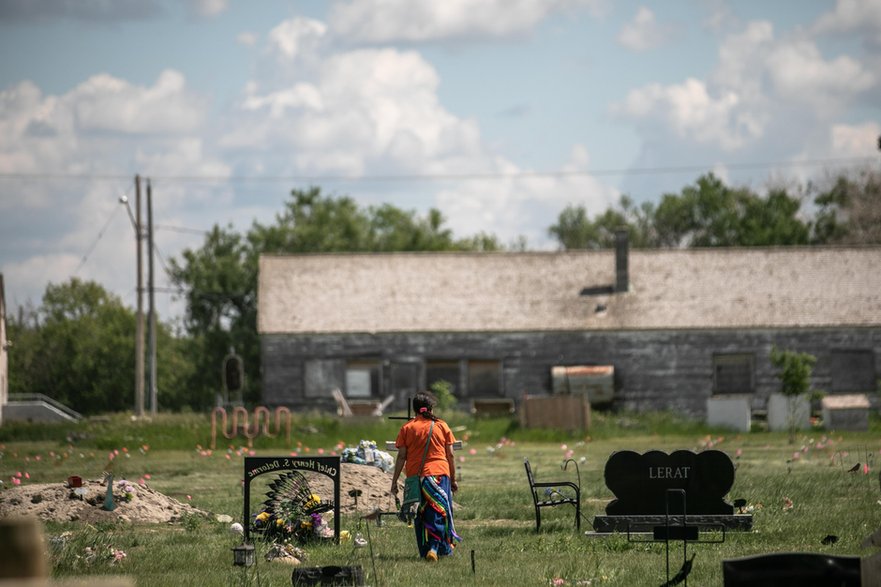 Kobieta przed terenem dawnej szkoły dla dzieci rdzennych mieszkańców Kanady w Marieval (Saskatchewan, Kanada). W 2021 r. znaleziono tam 751 nieoznakowanych dziecięcych grobów