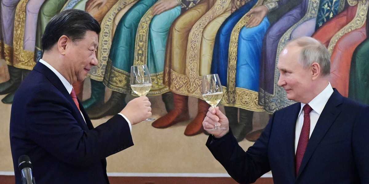 Prezydent Chin Xi Jinping i prezydent Rosji Władimir Putin wznoszą toast na Kremlu, Rosja, 21 marca 2023 r. Chiński prezydent Xi Jinping przybył do Moskwy z trzydniową wizytą, która będzie trwać od 20 do 22 marca.