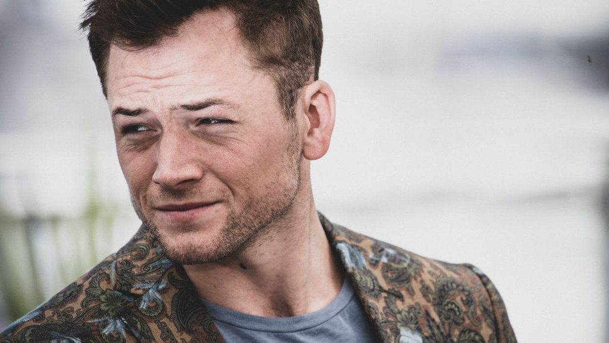 <strong>29-letni Taron Egerton zagrał w niewielu filmach, ale w jego CV są niemal same główne role. Podziwialiśmy go na pierwszym planie serii "Kingsman", wcielał się w Robin Hooda, najgorszego skoczka narciarskiego w historii Eddiego "Orła" Edwardsa, a teraz przyszło mu zagrać ekscentryczną gwiazdę rocka Eltona Johna. Wchodzący na polskie ekrany 7 czerwca "Rocketman" jest wielkim popisem młodego aktora. Jak mówi, to najważniejszy występ w całej karierze – "W końcu czuję, że mogę powiedzieć światu: oto ja!".</strong>