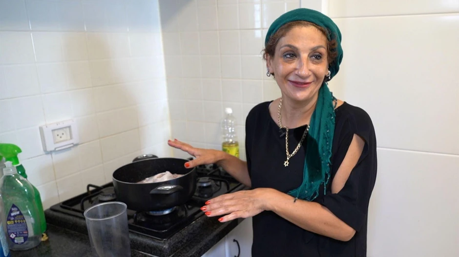 Simha Dahan priprema obrok za muža i četiri njihove ćerke - svi su se preselili iz Velike Britanije u Izrael 2024. godine | Foto: BBC