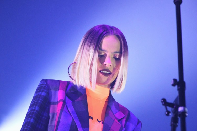 Natalia Nykiel podczas koncertu w klubie Stodoła. Warszaw, 28 listopada 2019