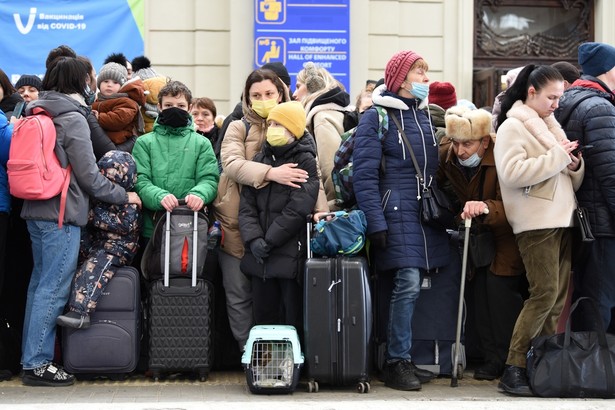 Dworzec kolejowy we Lwowie, ludzie czekający na pociąg do Polski. 26.02 2022 rok.