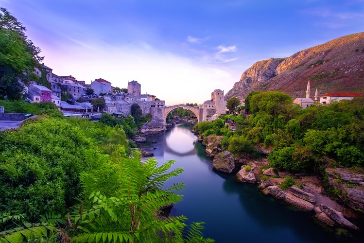 6. Bośnia i Hercegowina
<br><br>
Ponad 25-procentowym wzrostem liczby turystów może pochwalić się ciągle mocno podzielona politycznie Bośnia i Hercegowina. W 2015 r. kraj ten odwiedziło blisko 680 tys. podróżujących.
<br><br>
Na zdjęciu Mostar - miasto z niesamowitą aczkolwiek tragiczną historią.