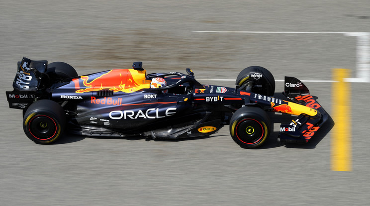 Max Verstappen, a Red Bull holland versenyzője harmadik egyéni világbajnoki címére hajt. A Forma-1-es autós gyorsasági világbajnokság szezonnyitó nagydíját március 5-én rendezik Bahreinben / Fotó: MTI/AP/Frank Augstein
