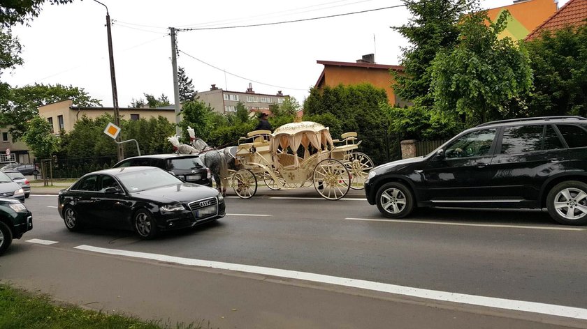 Karocą pojechała do komunii. Przesada?