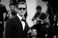 Brad Pitt fojtogatta a saját gyerekét, és alkohollal locsolta le a többit