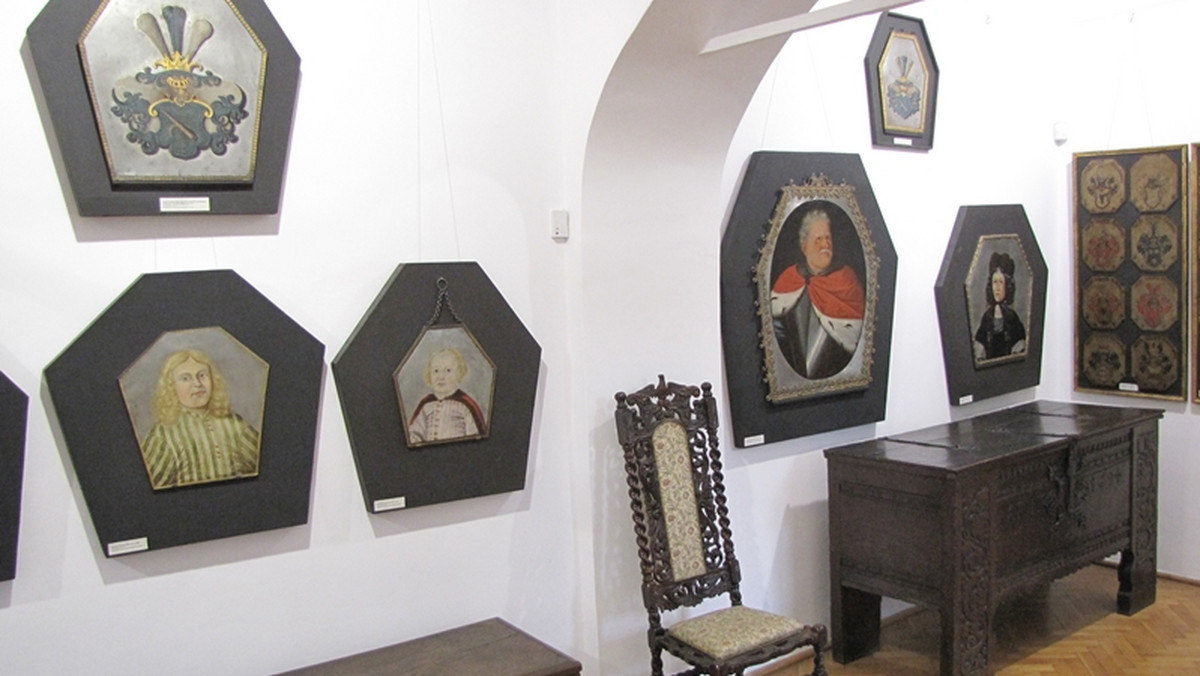 Jednym z najcenniejszych zabytków Międzyrzecza (Lubuskie) jest piastowski zamek, który wraz z oficyną, domem bramnym i karczmą tworzą obecnie zespół muzealny. Znajduje się tam unikalna kolekcja portretów trumiennych.