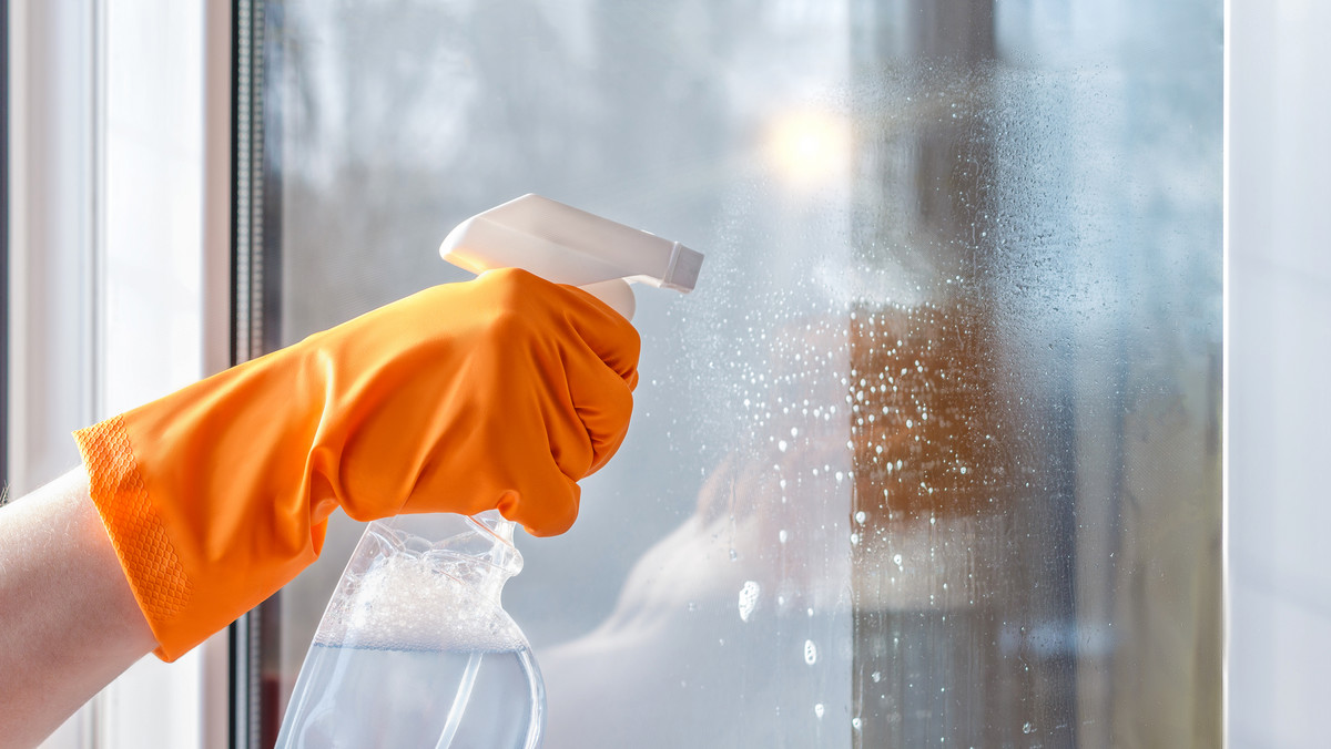 Jak zrobić domowy płyn do mycia okien? Tani produkt daje niezwykłe efekty