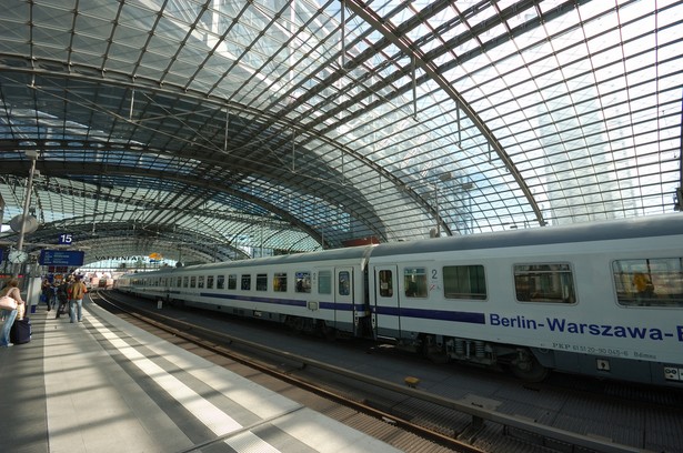 Ekspres Warszawa - Berlin na stacji Hauptbahnhof Berlinie.