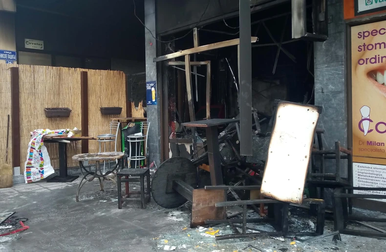 Kafić u potpunosti izgoreo, eksplozija oštetila dva automobila