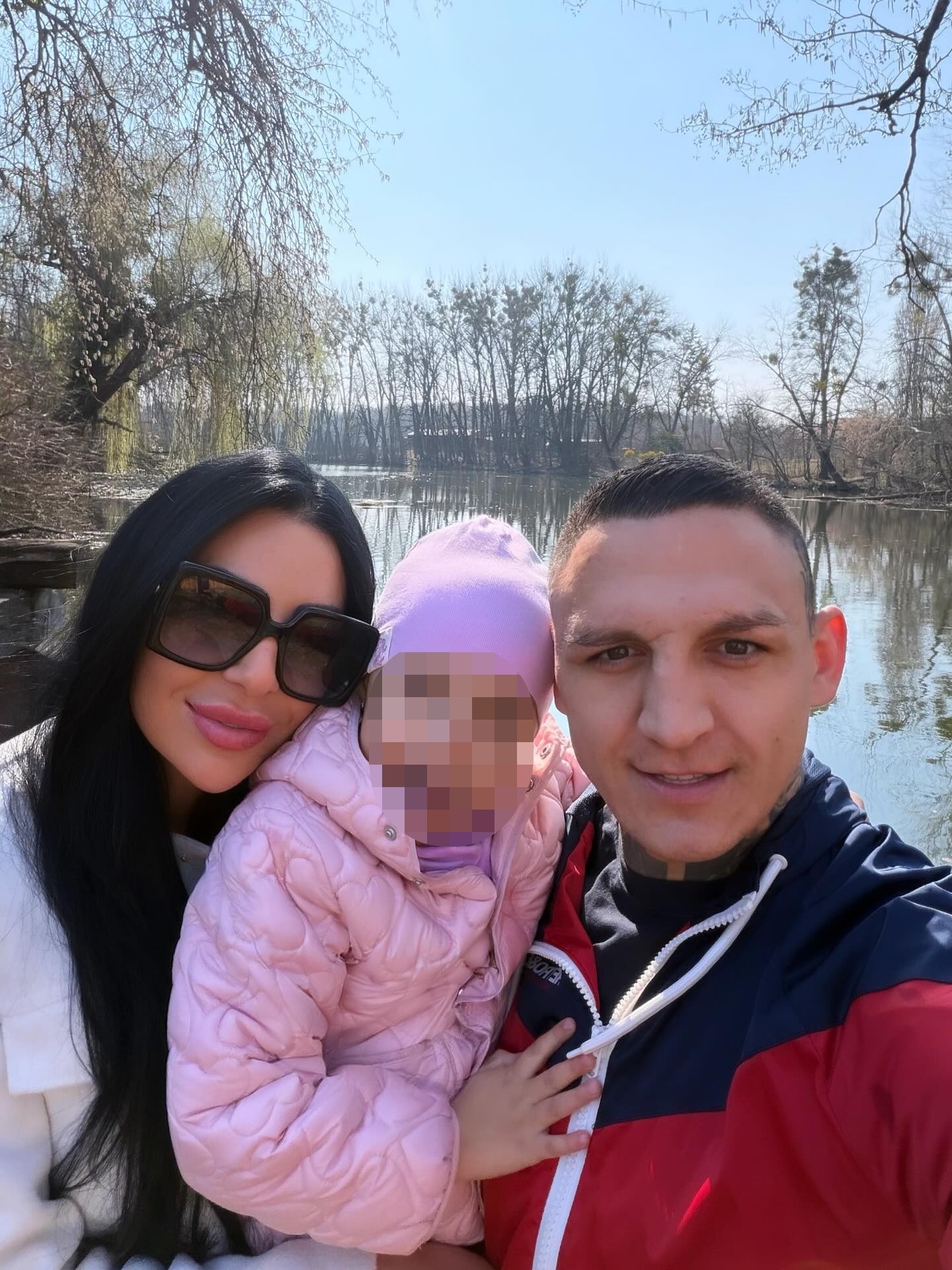 Gábor Boráros s partnerkou Dórou a dcérkou Zorou.