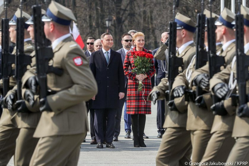 Para prezydencka chichocze pod Grobem Nieznanego Żołnierza. Agata Duda aż się popłakała