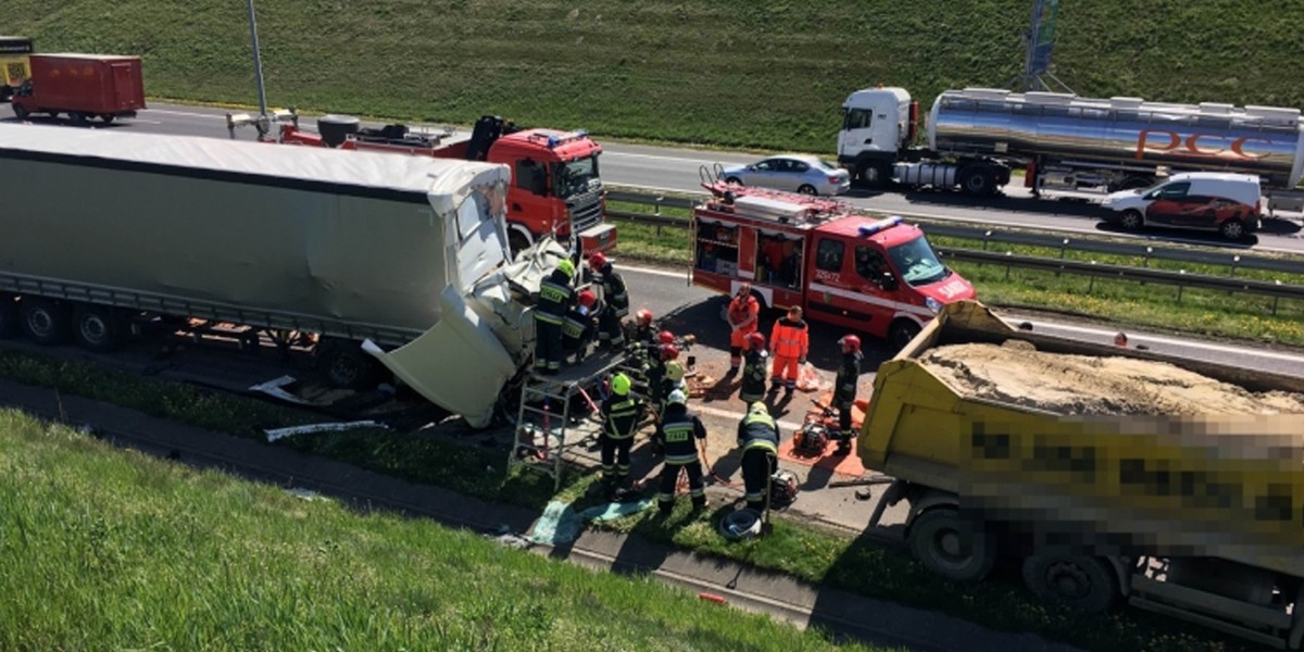 Groźny wypadek na A2! Kierowca TIRa uwięziony